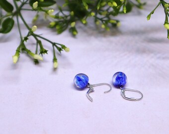 Lámpara hecha a mano de vidrio trabajado color bomba en ganchos continentales de plata de ley-Winter Blues