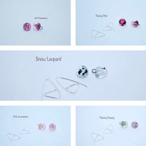 Puede incluir: Surtido de pendientes hechos a mano con flores prensadas y dise&ntilde;os &uacute;nicos. Los pendientes se muestran sobre una superficie blanca con el nombre de cada dise&ntilde;o: Wild Raspberry, Peony Pink, Snow Leopard, Pink Incantation y Fleeting Beauty.