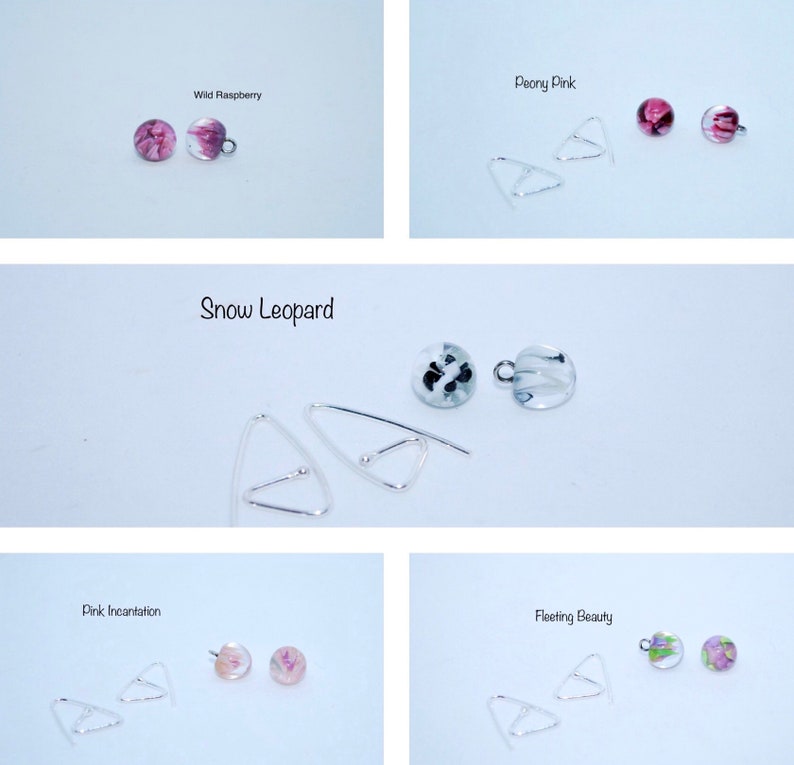 Puede incluir: Surtido de pendientes hechos a mano con flores prensadas y dise&ntilde;os &uacute;nicos. Los pendientes se muestran sobre una superficie blanca con el nombre de cada dise&ntilde;o: Wild Raspberry, Peony Pink, Snow Leopard, Pink Incantation y Fleeting Beauty.