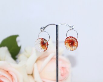 Pendientes colgantes de cristal de margarita salvaje hechos a mano pequeños - junio llameante