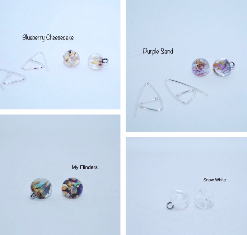 Puede incluir: Cuatro pares de pendientes con diferentes dise&ntilde;os. El primer par se llama "Blueberry Cheesecake" y presenta una cuenta de vidrio transparente con un remolino de amarillo y marr&oacute;n. El segundo par se llama "Purple Sand" y presenta una cuenta de vidrio transparente con flores moradas. El tercer par se llama "My Flinders" y presenta una cuenta de vidrio transparente con un remolino de azul, verde y morado. El cuarto par se llama "Snow White" y presenta una cuenta de vidrio transparente.
