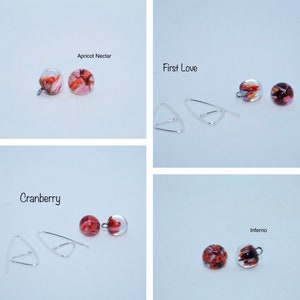 Puede incluir: Cuatro pares de pendientes con cuentas de vidrio de diferentes colores. Los pendientes est&aacute;n etiquetados como "Apricot Nectar", "First Love", "Cranberry" e "Inferno".
