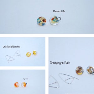 Puede incluir: Cuatro pares de pendientes con cuentas de vidrio de diferentes colores y ganchos de plata. Los pendientes est&aacute;n etiquetados como "Desert Life", "Little Ray of Sunshine", "Champagne Rain" y "High Viz".