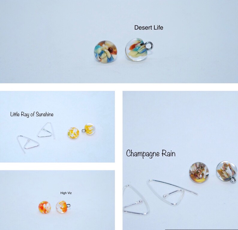 Puede incluir: Cuatro pares de pendientes con cuentas de vidrio de diferentes colores y ganchos de plata. Los pendientes est&aacute;n etiquetados como "Desert Life", "Little Ray of Sunshine", "Champagne Rain" y "High Viz".