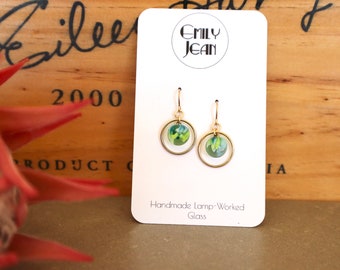 Pendientes roscados hechos a mano de vidrio y oro de 14 qt - kiwi squeeze