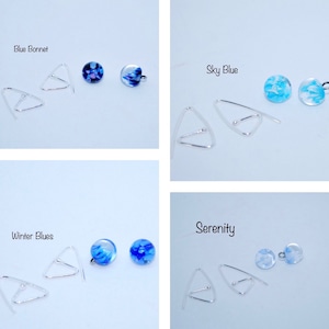 Puede incluir: Cuatro pares de pendientes con diferentes dise&ntilde;os de vidrio azul y blanco. Cada par tiene un gancho triangular de plata. Los dise&ntilde;os est&aacute;n etiquetados como "Blue Bonnet", "Sky Blue", "Winter Blues" y "Serenity".