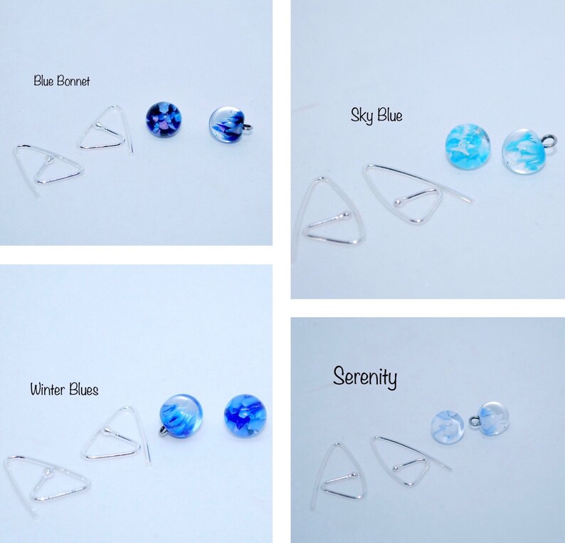 Puede incluir: Cuatro pares de pendientes con diferentes dise&ntilde;os de vidrio azul y blanco. Cada par tiene un gancho triangular de plata. Los dise&ntilde;os est&aacute;n etiquetados como "Blue Bonnet", "Sky Blue", "Winter Blues" y "Serenity".
