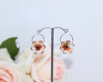 Pendientes pequeños hechos a mano con forma de flor silvestre de cristal - primer amor