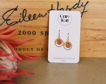 Pendientes roscados hechos a mano de vidrio y oro de 14 qt - junio llameante