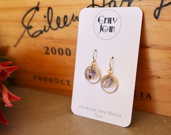 Pendientes roscados hechos a mano de vidrio y oro de 14 qt - arena púrpura