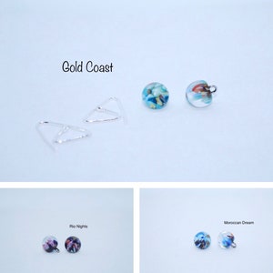 Puede incluir: Tres pares de pendientes con cabujones de vidrio. Los pendientes est&aacute;n etiquetados como "Gold Coast", "Rio Nights" y "Moroccan Dream".