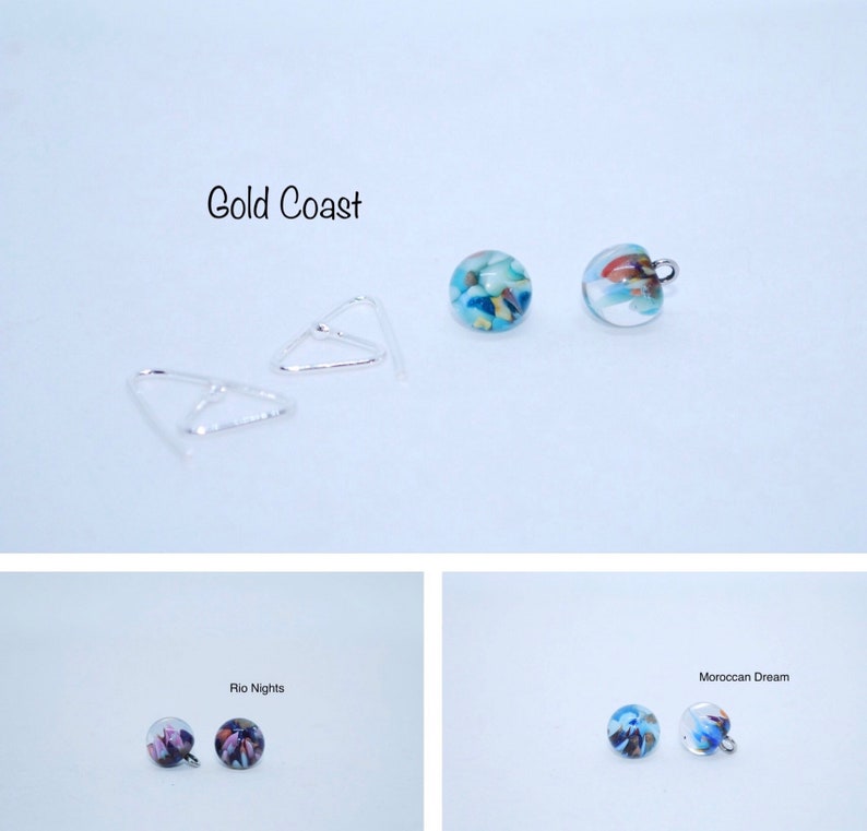 Puede incluir: Tres pares de pendientes con cabujones de vidrio. Los pendientes est&aacute;n etiquetados como "Gold Coast", "Rio Nights" y "Moroccan Dream".