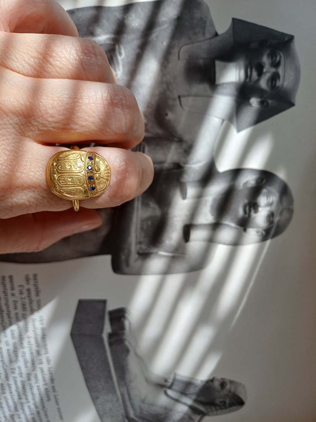 Anello con scarabeo in zircone blu: gioielli egiziani in argento