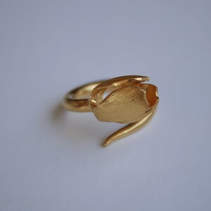 --This is a handmade Tulip flower ring in gold plated sterling silver.
Let a flower blossom in your hands and in your fingers bringing you the spring into your heart!