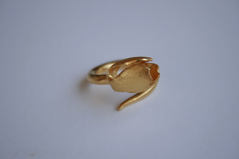 --This is a handmade Tulip flower ring in gold plated sterling silver.
Let a flower blossom in your hands and in your fingers bringing you the spring into your heart!