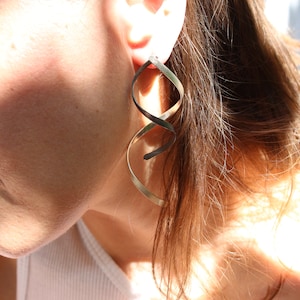 Ribbon earrings, gold plated silver, ribbon shape earrings, infinity motif, minimal design, curly earrings, ribbon curl, serpentine earrings