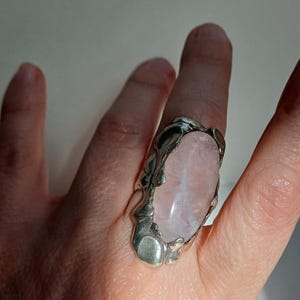 zilveren statementring, roze kwartsring, handgemaakte kwartsring, cocktailring