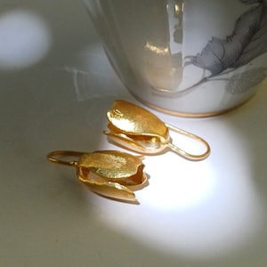 Tulip silver earring, gold plated silver, mini tulip motif, flower jewelry, wedding tulip, flower tulip earring, spring jewelry, small tulip