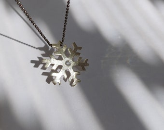 Snowflake silver pendant, winter Snowflake necklace, Christmas gift for her, winter gift, white Snowflake, white zircon Snowflake pendant