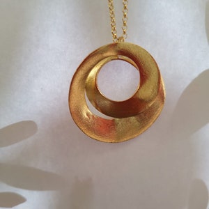 Swirl pendant in gold plated sterling silver