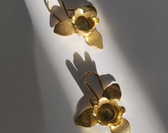 silver flower earrings, daffodil flower earrings, floral motif lover, bridal flower earrings, silver daffodil earrings, daffodils for her