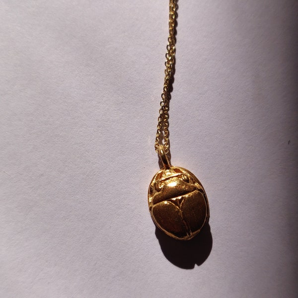 Pendentif scarabée doré, pendentif en or égyptien, coléoptère égyptien, coléoptère en argent sterling, symbole de renaissance, collier coléoptère en or, coléoptère de charme
