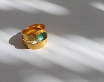 Green stone gold ring