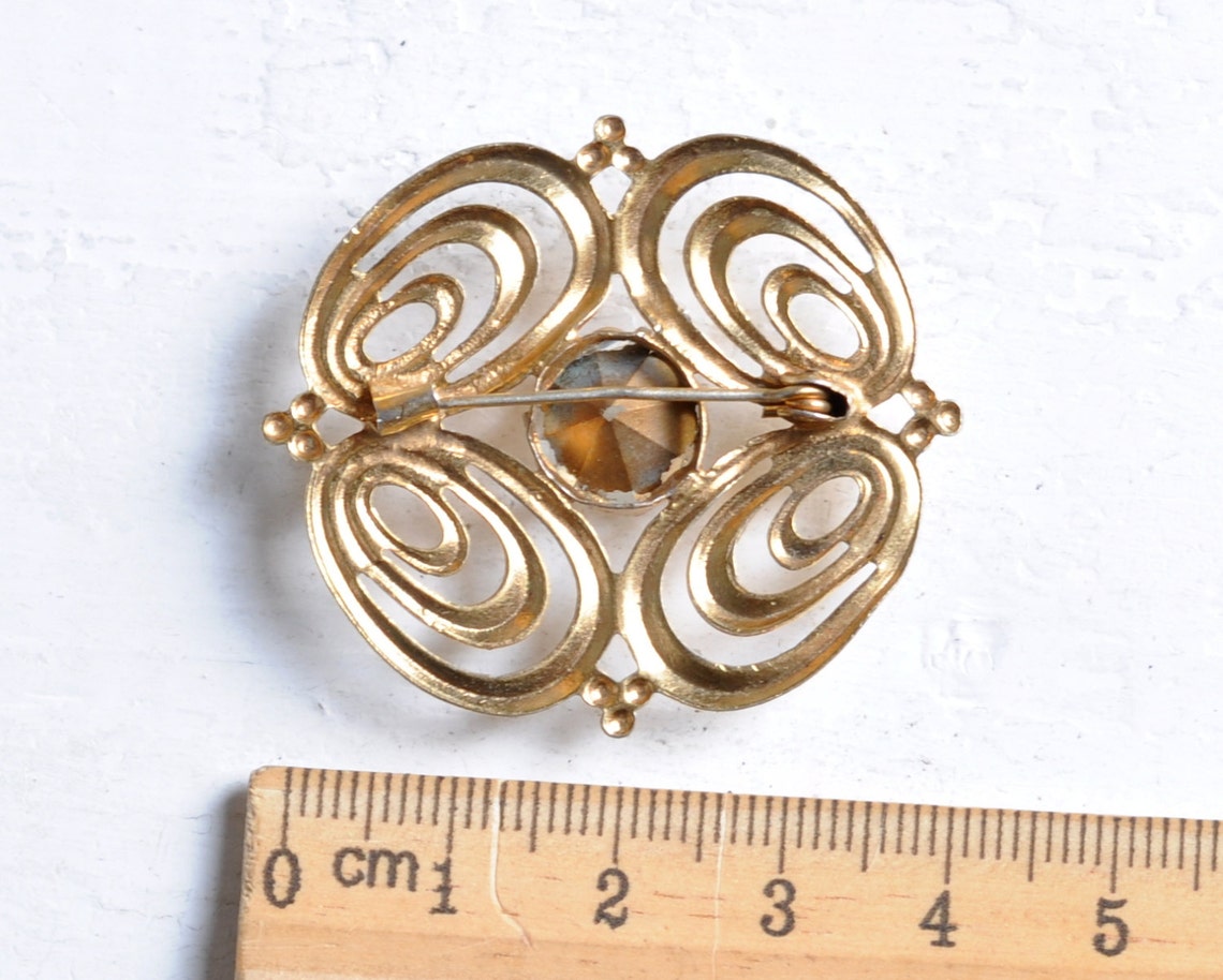 Broche camée victorienne ancienne Hebe nourrissant l'aigle de Zeus en