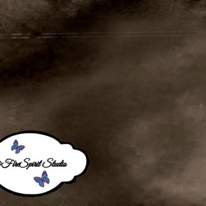 Puede incluir: Un fondo de arte digital en tonos sepia con un logotipo blanco en forma de nube con dos mariposas azules. El logotipo tiene el texto "Fire Spirit Studio" en una fuente cursiva, sobre un fondo texturizado y ahumado.