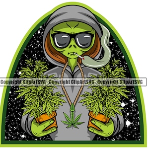 Pode incluir: Um alienígena verde vestindo um moletom cinza com capuz e óculos de sol, segurando duas plantas de maconha em vasos. O alienígena está fumando um baseado e está em um fundo preto com estrelas brancas.
