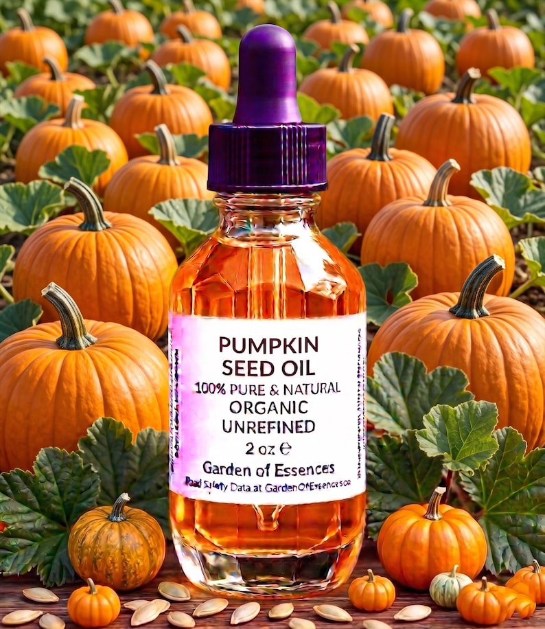 Puede incluir: Una botella de vidrio transparente de aceite de semilla de calabaza con un cuentagotas morado, sobre un fondo de calabazas naranjas y hojas verdes. La etiqueta dice "Pumpkin Seed Oil, 100% Pure & Natural Organic Unrefined, 2 oz e."