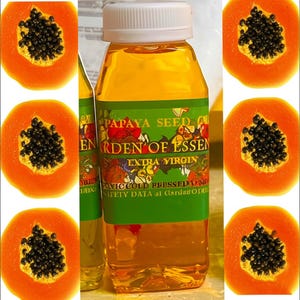K&ouml;nnte beinhalten: Eine durchsichtige Kunststoffflasche gef&uuml;llt mit goldgelbem Papayasamen&ouml;l, mit einem gr&uuml;nen Etikett mit der Aufschrift PAPAYA SEED OIL GARDEN OF ESSENCE EXTRA VIRGIN. Die Flasche ist von sechs aufgeschnittenen Papayah&auml;lften umgeben.