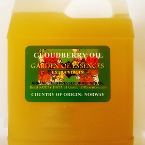 Puede incluir: Un bid&oacute;n de pl&aacute;stico amarillo de aceite de camemoro de Garden of Essences. La etiqueta dice "Extra Virgen, Aceite sin refinar prensado en fr&iacute;o org&aacute;nico" y "Pa&iacute;s de origen: Noruega".