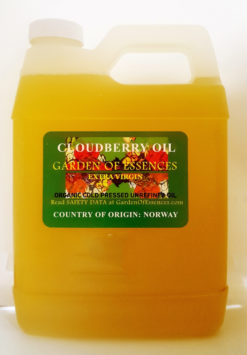 Puede incluir: Un bid&oacute;n de pl&aacute;stico amarillo de aceite de camemoro de Garden of Essences. La etiqueta dice "Extra Virgen, Aceite sin refinar prensado en fr&iacute;o org&aacute;nico" y "Pa&iacute;s de origen: Noruega".