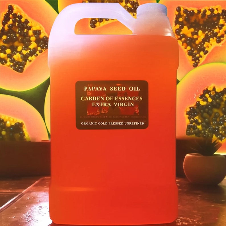 K&ouml;nnte beinhalten: Ein gro&szlig;er, durchscheinender orangefarbener Kunststoffkanister gef&uuml;llt mit Papayasamen&ouml;l. Das rechteckige Etikett tr&auml;gt den Text: PAPAYA SEED OIL, GARDEN OE ESSENCES, EXTRA VIRGIN, ORGANIC COLD PRESSED UNREFINED. Der Kanister hat einen Griff und einen wei&szlig;en Schraubverschluss.