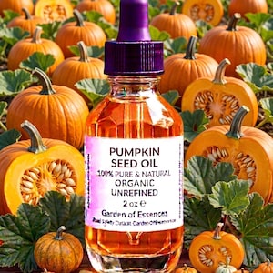 Puede incluir: Una botella de vidrio transparente de aceite de semilla de calabaza con un cuentagotas morado, sobre un fondo de calabazas y hojas verdes. La etiqueta dice "Pumpkin Seed Oil, 100% Pure & Natural, Organic, Unrefined, 2 oz e."