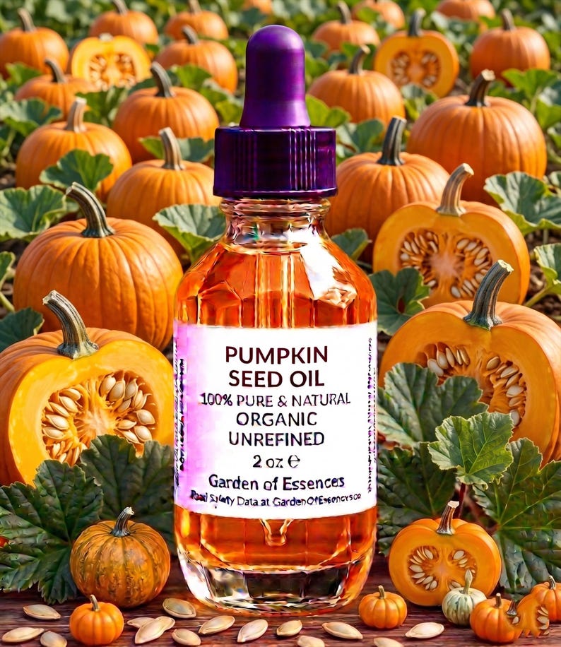 Puede incluir: Una botella de vidrio transparente de aceite de semilla de calabaza con un cuentagotas morado, sobre un fondo de calabazas y hojas verdes. La etiqueta dice "Pumpkin Seed Oil, 100% Pure & Natural, Organic, Unrefined, 2 oz e."