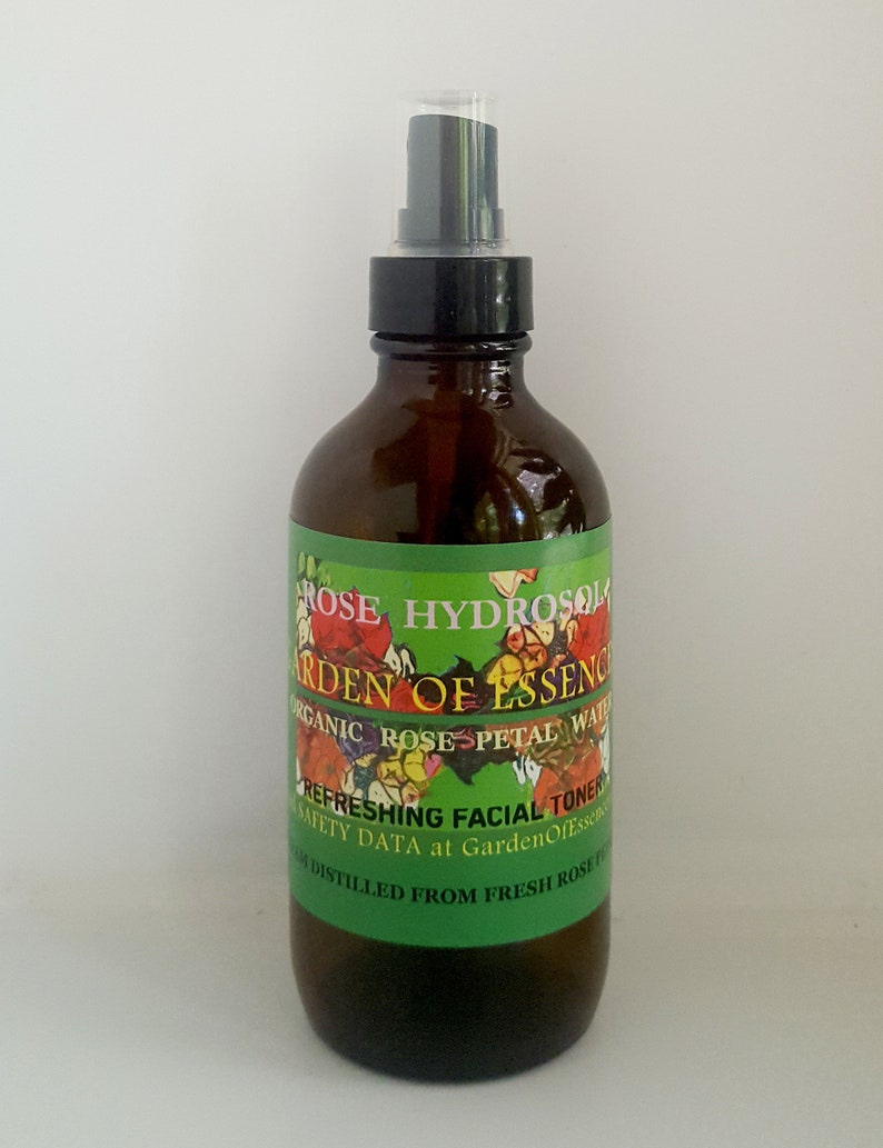 K&ouml;nnte beinhalten: Eine braune Glasflasche mit schwarzem Spr&uuml;hkopf, gef&uuml;llt mit Rosenhydrolat. Das Etikett lautet "Rose Hydrosol Garden of Essence Organic Rose Petal Water Refreshing Facial Toner Safety Data at GardenOfEssence Distilled from Fresh Rose Petals."