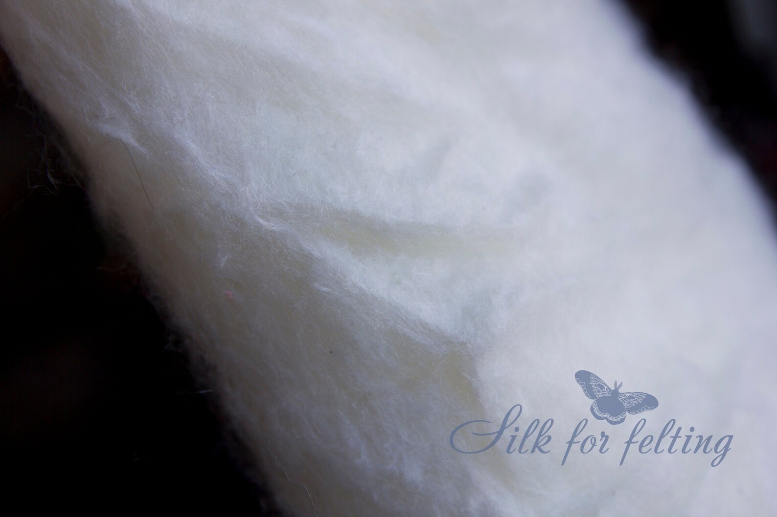 Шёлк тусса что это такое в подушке. Наполнитель шелк тусса что это. Наполнитель шелк тусса что это. Шелковое волокно на белом фоне. Шелк тусса наполнитель для подушек.