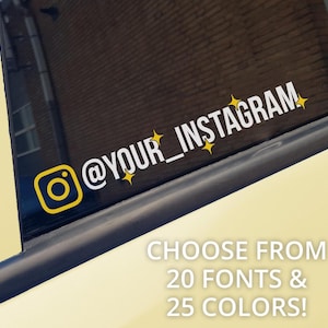 Puede incluir: Una calcomanía de vinilo blanco aplicada en la ventana de un coche que presenta el icono amarillo del logotipo de Instagram, el texto @YOUR_INSTAGRAM en una fuente sans-serif negrita y pequeñas estrellas amarillas de cuatro puntas.