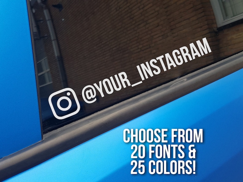 以下が含まれることがあります： 青い車の窓に「@your_instagram」というテキストと白いInstagramロゴのステッカー。20種類のフォントと25色から選べます。