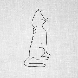 Op de afbeelding: Lijntekening van een kat die zit met zijn staart om zijn lichaam gekruld. De kat kijkt naar rechts.