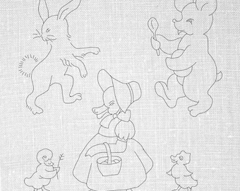 Puede incluir: Un dibujo en blanco y negro de una niña con un vestido que sostiene una cesta, un conejo, un oso que sostiene una hoja y dos patitos. La niña lleva un sombrero y tiene el pelo recogido en un moño. El conejo está de pie sobre sus patas traseras y tiene las orejas levantadas. El oso está de pie sobre sus cuatro patas y tiene la cabeza inclinada hacia un lado. Los patitos están de pie sobre sus patas y tienen la cabeza inclinada hacia arriba.