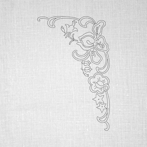 Puede incluir: Un diseño floral en blanco y negro con detalles intrincados, que presenta una flor grande con una flor más pequeña debajo. El diseño está sobre un fondo texturizado.