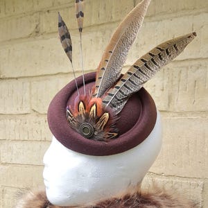 Accesorio para el cabello con pinza para fascinador tipo pastillero marrón con plumas de faisán