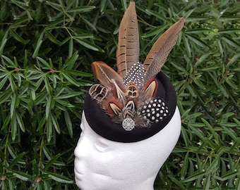 Fasan und Perlhuhn Feder schwarz Pillbox Fascinator Haarschmuck