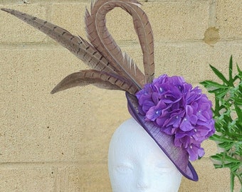 Pince ou bandeau pour cheveux fascinateur fleur Sinamay violet plume de faisan