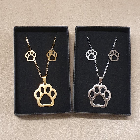 Set di collana e orecchini a forma di zampa di cane. Argento o oro. Fornito in scatola. - Italia