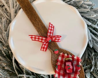 Cucchiaio di legno, fragola, vassoio rustico a più livelli, decorazione per la cucina