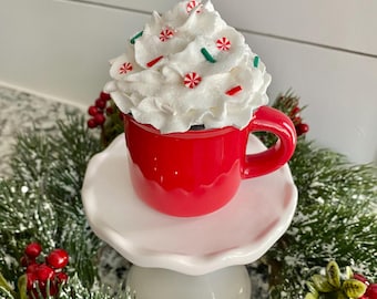 Tazza finta alla menta piperita, decorazione natalizia per vassoio a più livelli